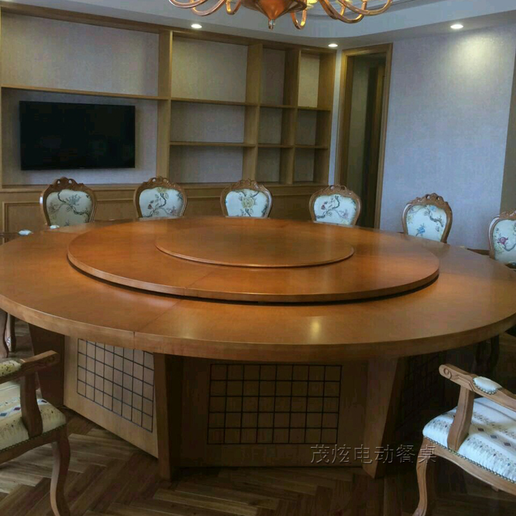 實(shí)木電動(dòng)餐桌為酒店實(shí)際安裝效果圖片