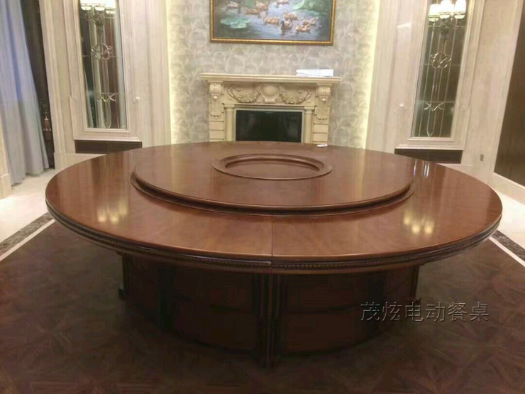 實(shí)木電動(dòng)餐桌為酒店實(shí)際安裝效果圖片