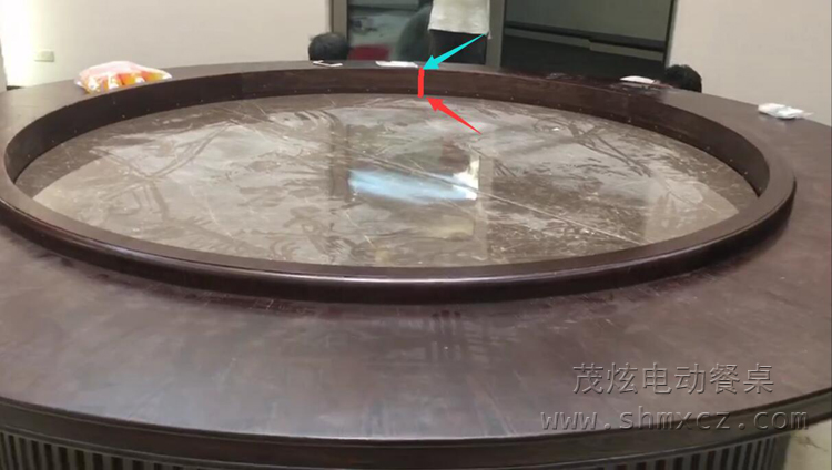 升降式電動(dòng)餐桌機芯下降中