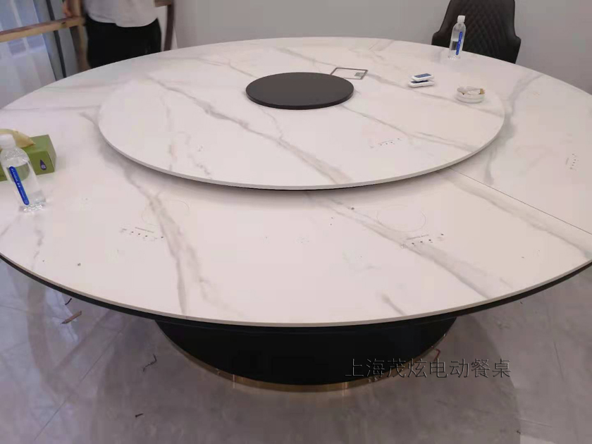巖板電動(dòng)餐桌，輕奢風(fēng)格隱形電磁爐火鍋餐桌