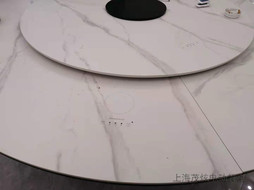 巖板電動(dòng)餐桌，輕奢風(fēng)格隱形電磁爐火鍋餐桌